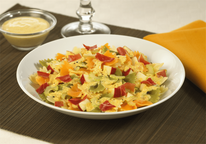 ensalada de pajaritas con curry y jamon