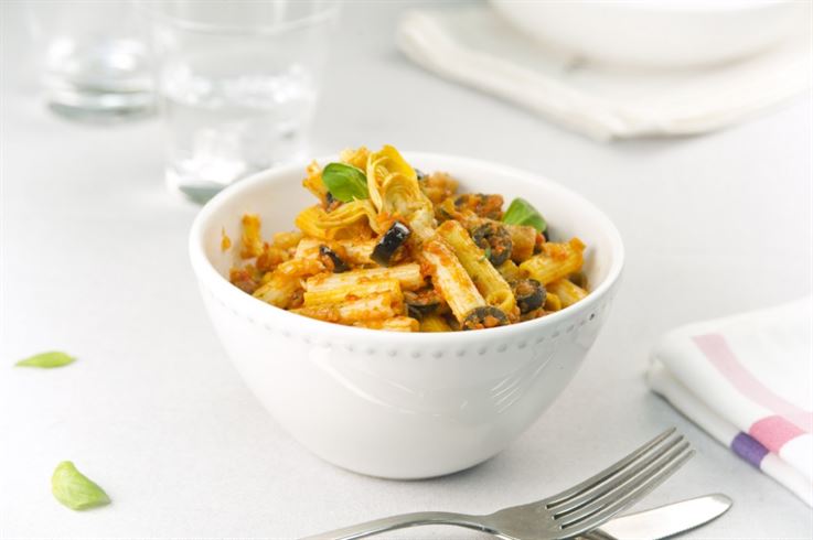 nature macarrones alcachofas en salsa de tomate y olivas negras