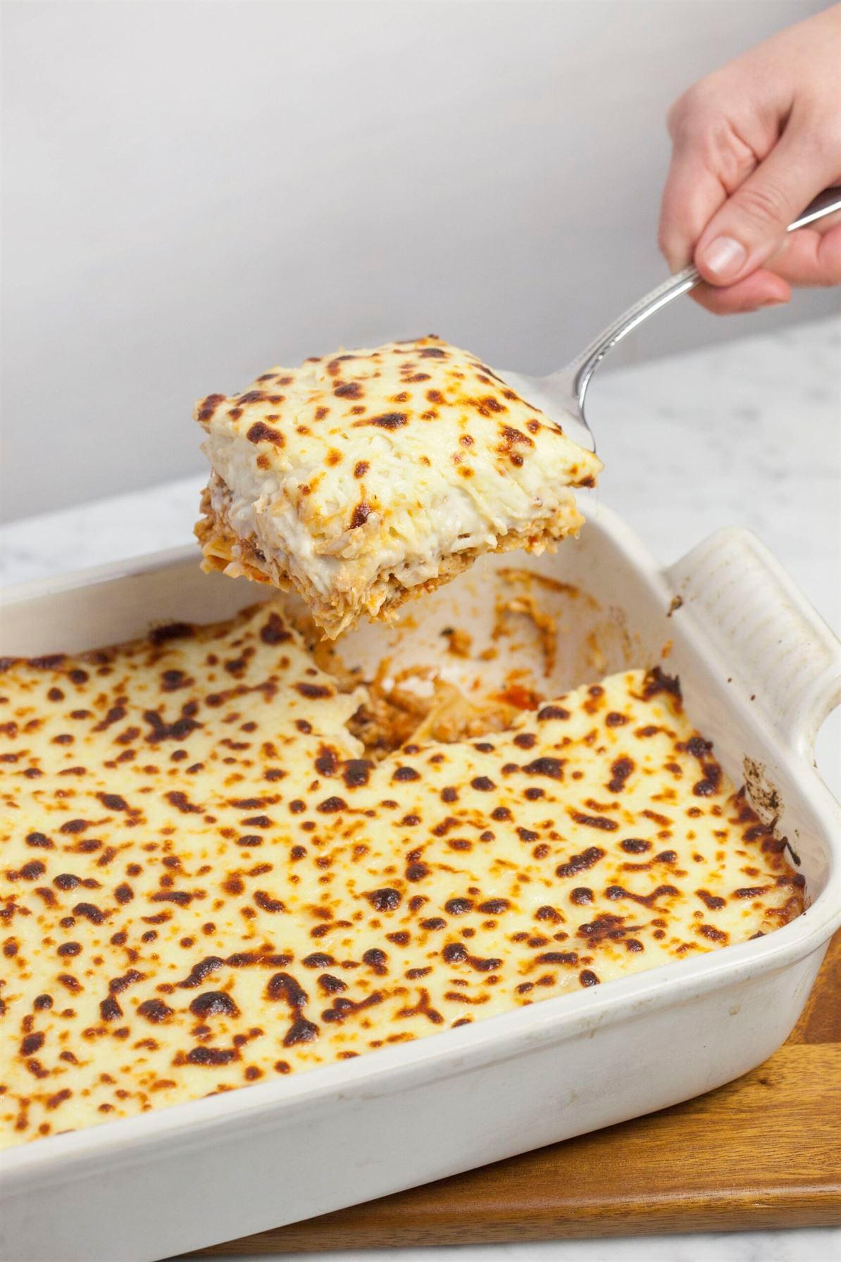 Lasagna de pollo asado al vino dulce con cebolla confitada y queso pecorino2 1 scaled