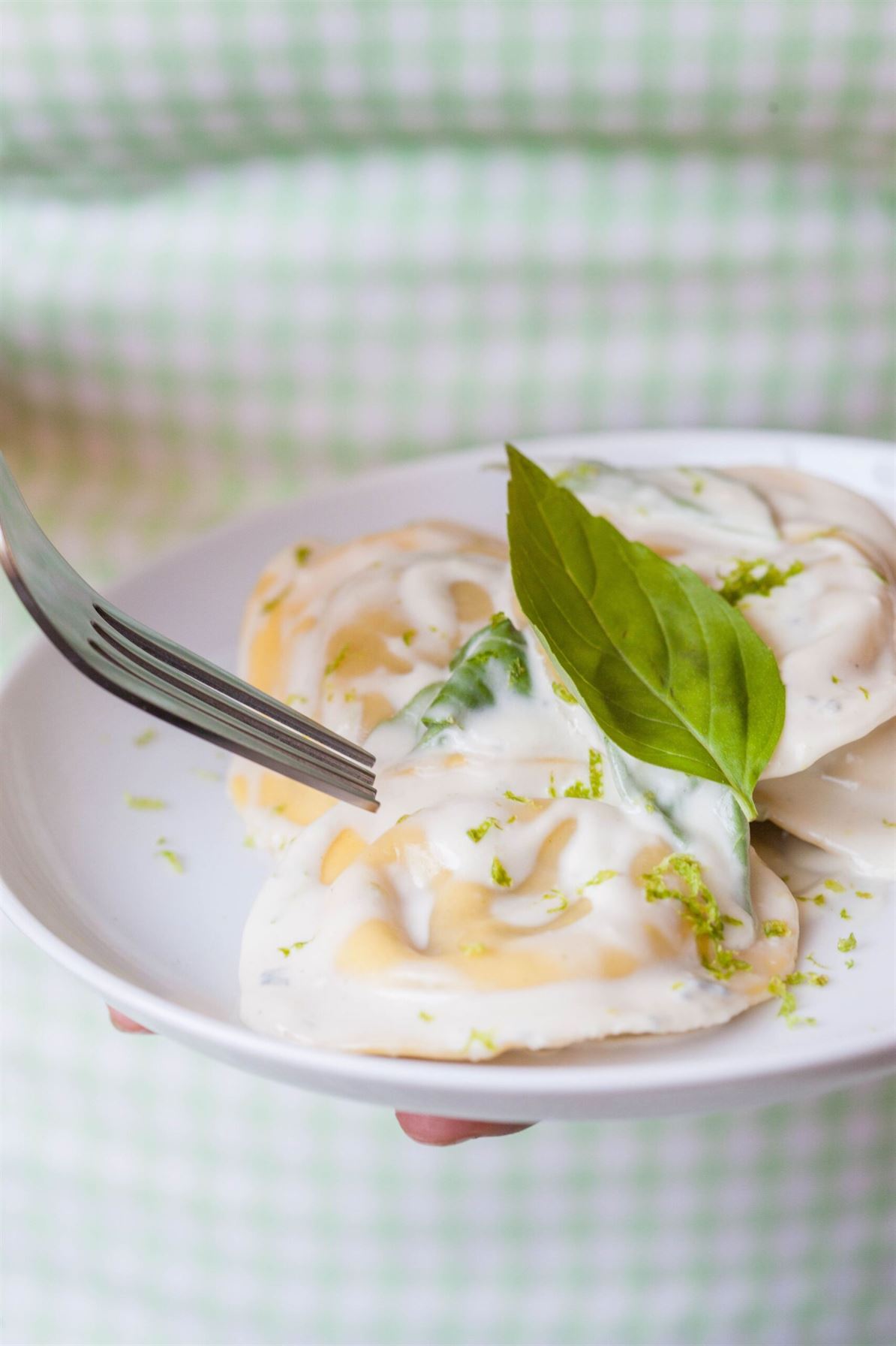 pasta fresca rellena de mascarpone y trufa con Ricotta albahaca y limon 3 1 scaled