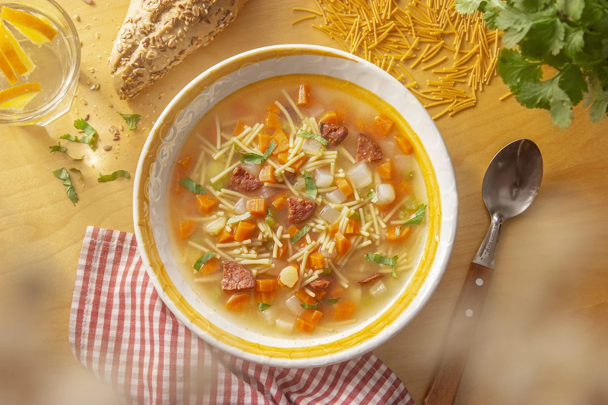 Sopa de cocido con chorizo